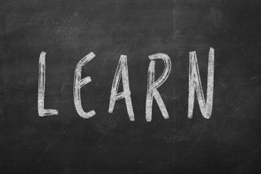 Yazıt: Siyah Kara tahta yazılı öğrenin. Eğitim kavramı.