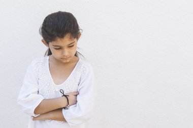 Kötü bir ruh hali içinde küçük bir kız. Kırgınlık, üzüntü, üzüntü, çocuk tepkileri, fikir ayrılığı