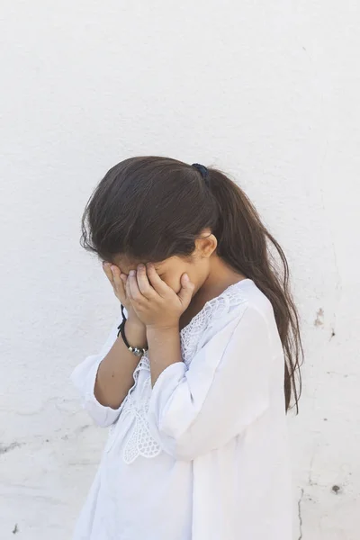 Einsamkeit, depressive oder gestörte Kindheit. Familienkonflikte, Bestrafung, komplizierte Beziehungen zu den Eltern — Stockfoto