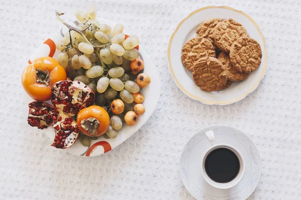 Mic dejun. Gustare rapidă - fructe de toamnă, prăjituri dulci și o ceașcă de cafea neagră fierbinte — Fotografie de stoc gratuită