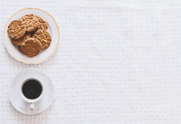 Desayunando. Taza de café negro con plato de galletas dulces — Foto de Stock