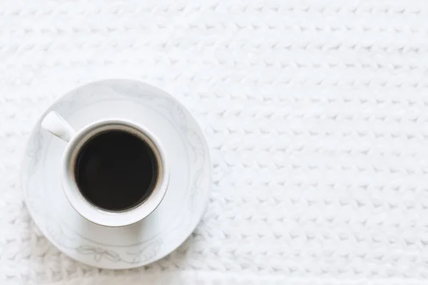 Café matutino. Una taza de café. Café negro caliente en el mantel de punto blanco puro — Foto de Stock