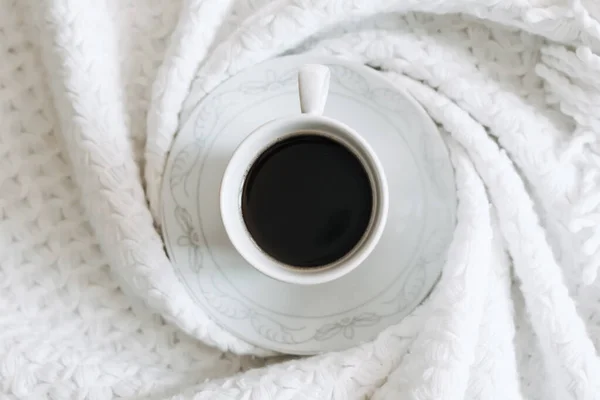 Café matutino. Desayuno en la cama. Beber una taza de café negro en la cama. Acogedor fin de semana — Foto de Stock