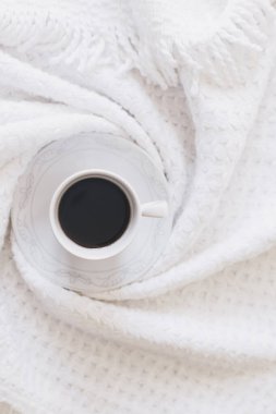 Sabah kahvesi. Yatakta kahvaltı. Yatakta bir fincan sade kahve içmek. Sıcak hafta sonu