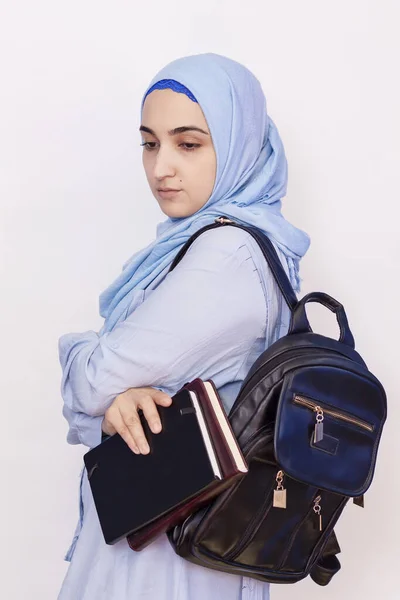 Estudante muçulmana moderna em hijab. Jovem estudante universitário do Oriente Médio com mochila segurando livros e blocos de notas. Isolado em fundo branco. Retrato de jovem estudante mulher árabe — Fotografia de Stock