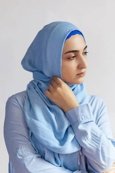 Schöne muslimische Frau im Hidschab vor weißem Hintergrund. Porträt einer hübschen Frau aus dem Nahen Osten in traditioneller islamischer Kleidung - Abaya. junges Mädchen in stilvoller muslimischer Kleidung — Stockfoto