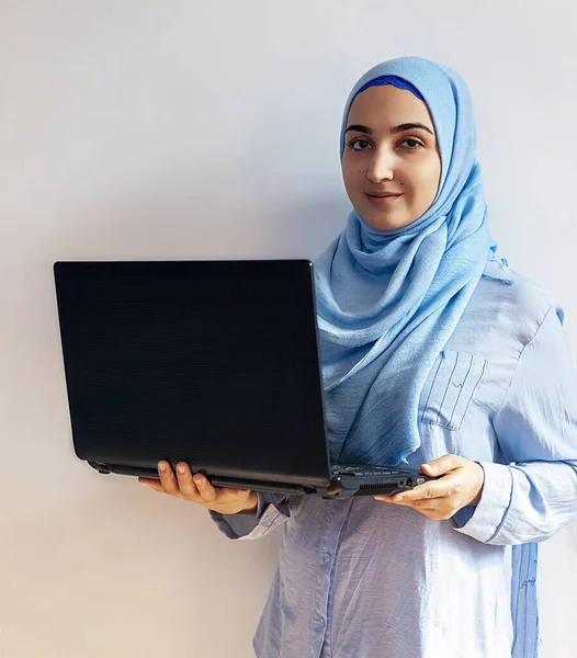 头戴头巾手持手提电脑的年轻阿拉伯穆斯林妇女 — 图库照片