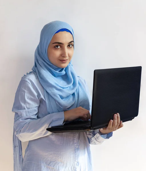 头戴头巾手持手提电脑的年轻阿拉伯穆斯林妇女 — 图库照片