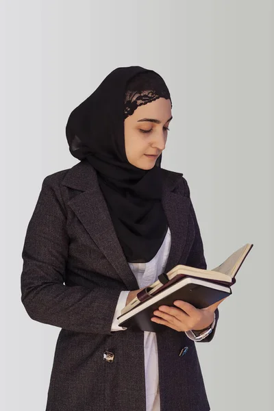 Pretty Muslim businesswoman in hijab holding stack of business documents, notepads. Woman doing business in Islamic word, or Islamic countries. Muslim women rights, equality concepts — 스톡 사진