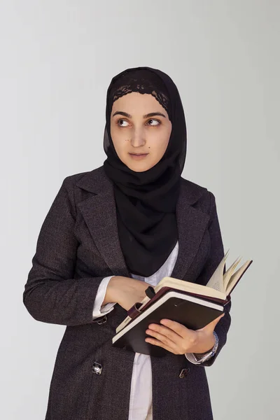 漂亮的穆斯林女商人，头戴头巾，手里拿着一堆堆商业文件和笔记本。 从事伊斯兰世界或伊斯兰国家业务的妇女。 穆斯林妇女权利、平等概念 — 图库照片