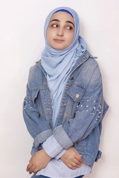 穿着牛仔夹克的时髦穆斯林女孩的时装肖像。 现代和年轻的中东女孩穿着牛仔夹克头巾。 文化的混合。 传统伊斯兰风格和现代时尚 — 图库照片