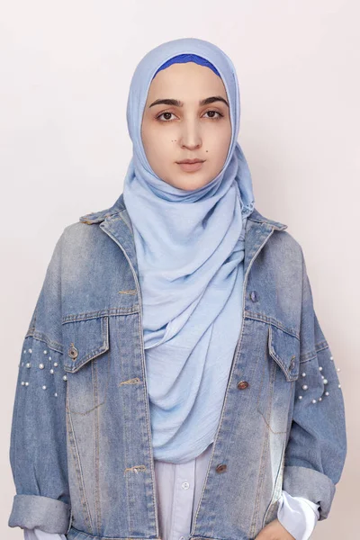 Retrato de moda da menina muçulmana elegante na jaqueta de jeans. Menina moderna e jovem do Oriente Médio vestindo hijab com jaqueta de ganga. Mistura de culturas. Moda tradicional islâmica e moderna — Fotografia de Stock