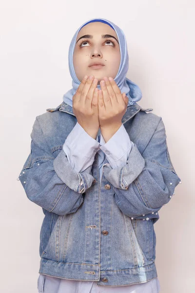 Jovem mulher árabe rezando. Mulher muçulmana bonita em hijab orando por Alá — Fotografia de Stock
