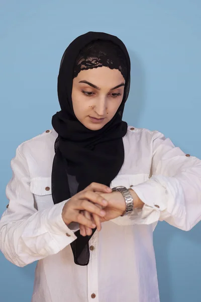 Mulher árabe no hijab a verificar as horas. Mulher sentindo-se infeliz por chegar atrasada a uma reunião. Retrato de menina do Oriente Médio espantado verificando o tempo — Fotografia de Stock