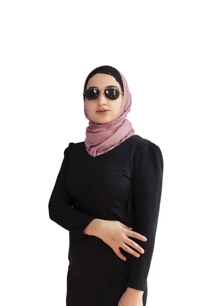 穿着传统伊斯兰服装的时髦的穆斯林妇女。 在希雅布的美丽的中东女孩的肖像。 伊斯兰服装、时尚的库存照片. — 图库照片