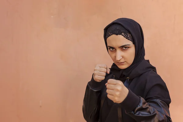 Muslim boxer woman in Islamic sportswear. Muslim fighter boxer posing doing exercises — Stock Photo, Image