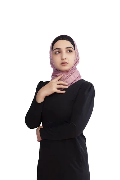 Mulher muçulmana elegante em roupas tradicionais islâmicas. Retrato da bela menina do Oriente Médio em Hijab. Foto stock de roupa islâmica, moda . — Fotografia de Stock
