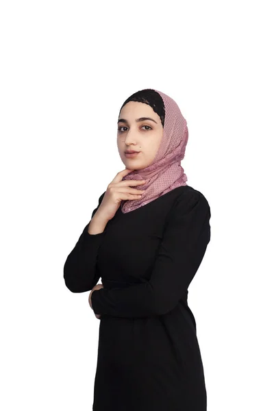 Mujer musulmana con estilo en la ropa islámica tradicional. Retrato de una hermosa chica de Oriente Medio en Hijab. Foto de stock de ropa islámica, moda . —  Fotos de Stock