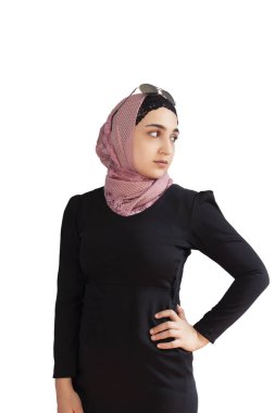 Geleneksel İslami kıyafetli şık Müslüman kadın. Hijab 'daki güzel bir ortadoğulu kızın portresi. İslami kıyafetlerin stok fotoğrafı, moda..