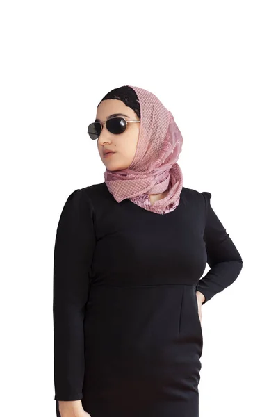 Elegante donna musulmana in abiti islamici tradizionali. Ritratto di bella ragazza mediorientale in Hijab. Foto d'archivio di abbigliamento islamico, moda . — Foto Stock