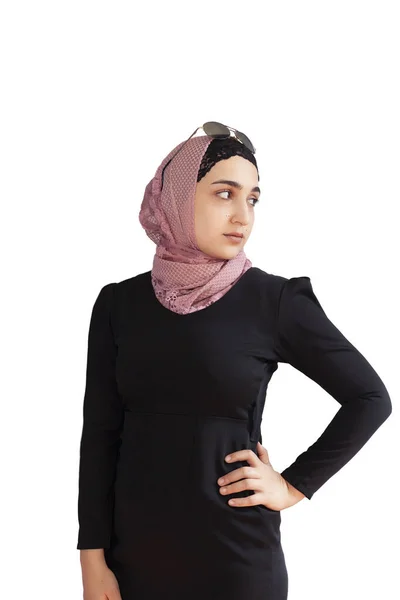 Stylowa muzułmanka w tradycyjnej muzułmańskiej odzieży. Portret pięknej dziewczyny z Bliskiego Wschodu w Hidżabie. Zdjęcie muzułmańskiej odzieży, moda. — Zdjęcie stockowe