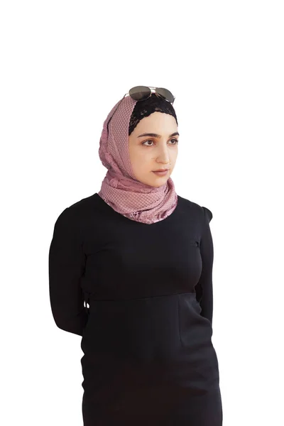 전통적 인 이슬람 복장을 한 멋진 이슬람 여성. 히잡에 있는 아름다운 중동 소녀의 사진. stock photo of Islamic 의상, 패션. — 스톡 사진