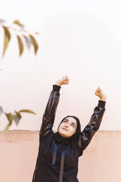 穆斯林妇女做体育锻炼。 中东女人在户外接受头巾训练。 在新鲜空气中进行体育锻炼。 穆斯林妇女早上在室外锻炼 — 图库照片