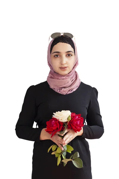 Mulher muçulmana elegante em roupas islâmicas tradicionais segurando buquê de flores. Retrato da bela menina do Oriente Médio em Hijab. Foto stock de roupa islâmica, moda — Fotografia de Stock