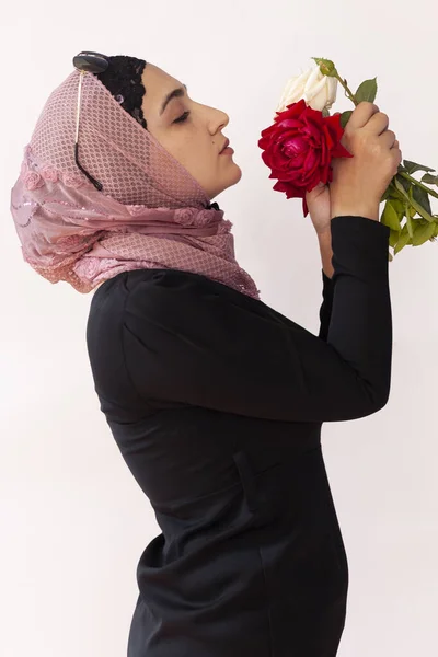 穿着传统伊斯兰服装，手持花束的时髦的穆斯林妇女。 在希雅布的美丽的中东女孩的肖像。 伊斯兰服装、时尚的库存照片 — 图库照片