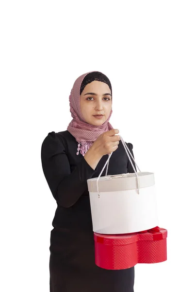 큰 선물을 받는 이슬람 소녀. 선물 상자를 들고 있는 이란 여성. 중동 여성들 이 선물 과 선물을 준비하고 있습니다. 쇼핑 개념 — 스톡 사진