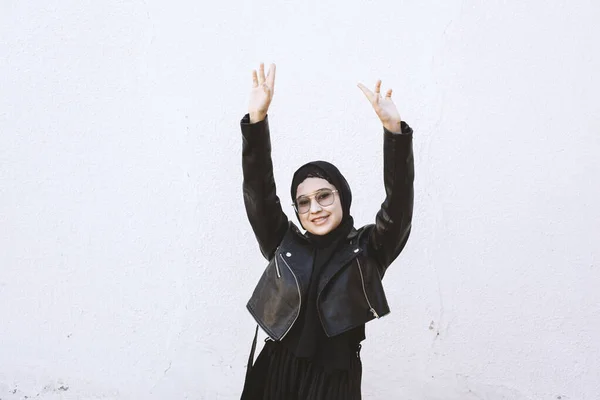 Heureuse Iranienne levant les mains et dansant. Jeune femme excitée célébrant une victoire. Femme musulmane souriante en vêtements islamiques traditionnels - hijab — Photo