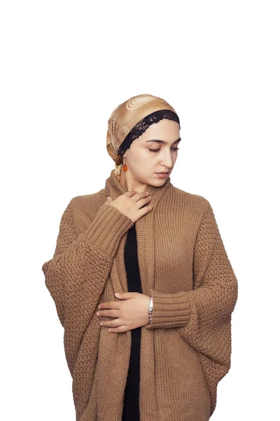 Mulher muçulmana elegante no aquecimento de malha casaco de lã com lenço de cabeça islâmico. Retrato de modelo bonito do Oriente Médio em roupas de aquecimento e conforto. Foto stock de roupa islâmica, moda . — Fotografia de Stock