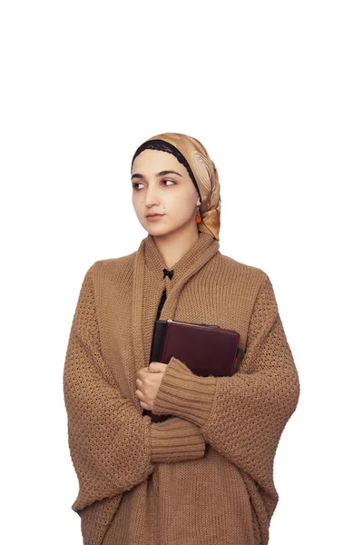 Snygg muslimsk kvinna i värmande stickad kofta med islamisk slöja. Porträtt av söt mellanösterländsk modell i värmande och bekväma kläder. Lagerfoto av islamiska kläder, mode. — Stockfoto