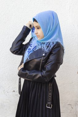 Mavi gözlü güzel İranlı kızın yakın plan portresi. tesettürlü çekici müslüman kadın yüzünü atkıyla örtüyor.
