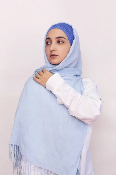 흰색 셔츠에 밝은 청색 히잡을 입은 우아 한 이슬람 여성. 모슬렘 의상을 입은 이란인 소녀. 매력적 인 중동 여성의 격리 된 초상화 — 스톡 사진
