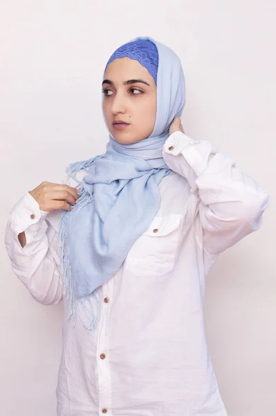 Elegant muslimsk kvinna i vit skjorta och klarblå hijab. Snygg iransk flicka i muslimska kläder. Isolerat porträtt av attraktiv Mellanösternkvinna — Stockfoto