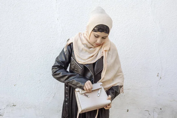 Retrato de bela menina do Oriente Médio em roupas islâmicas tradicionais - hijab. Mulher iraniana moderna e jovem em jaqueta de couro — Fotografia de Stock