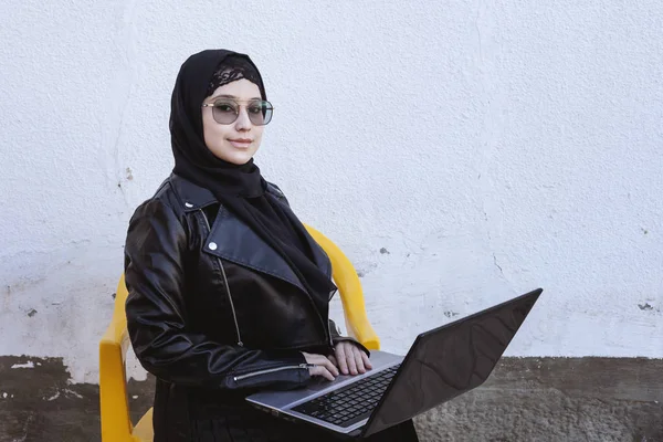 漂亮的中东工作与笔记本电脑。 在户外，穿着头巾、头戴手提电脑的阿拉伯穆斯林美女很可爱。 Blogger，vlogger，Freeancer girl at the job process — 图库照片