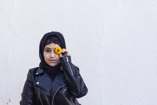 Retrato de bela menina do Oriente Médio em roupas islâmicas tradicionais - hijab. Mulher iraniana moderna e jovem em jaqueta de couro — Fotografia de Stock