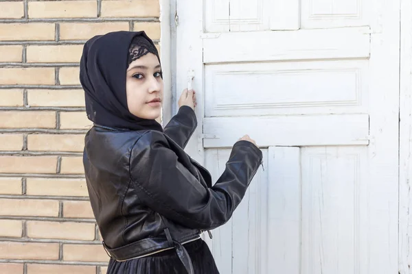 Retrato de bela menina do Oriente Médio em roupas islâmicas tradicionais - hijab. Mulher iraniana moderna e jovem em jaqueta de couro — Fotografia de Stock