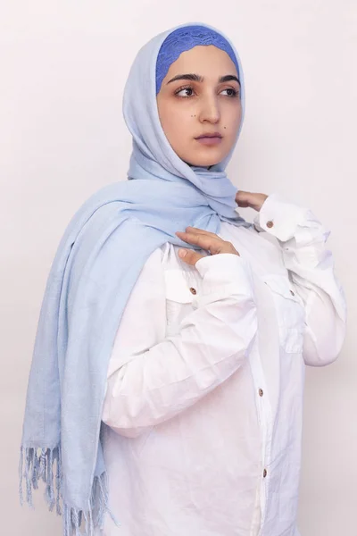 Elegant muslimsk kvinna i vit skjorta och klarblå hijab. Snygg iransk flicka i muslimska kläder. Isolerat porträtt av attraktiv Mellanösternkvinna — Stockfoto