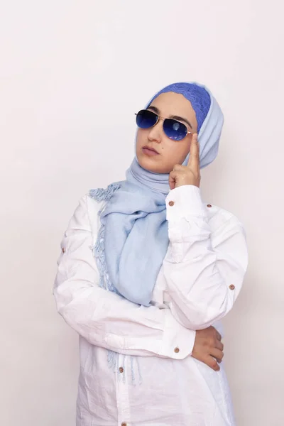 Snygg och elegant muslimsk kvinna i traditionella islamiska kläder. Porträtt av vacker iransk flicka i hijab och trendiga solglasögon. Lagerfoto av islamiska kläder, mode — Stockfoto