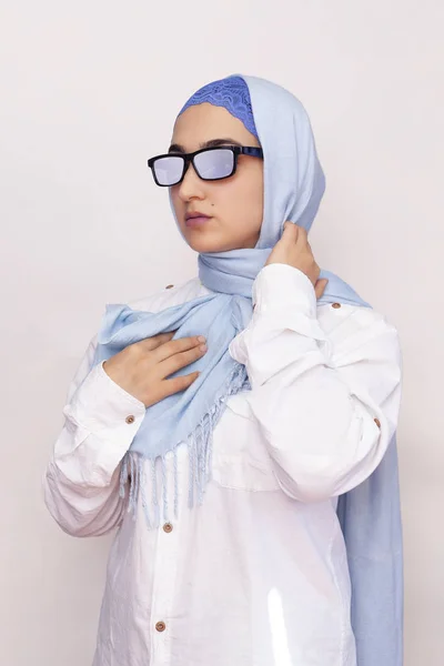 Stylish and elegant Muslim woman in traditional Islamic clothing. Portrait of beautiful Iranian girl in hijab and trendy sunglasses. Stock photo of Islamic clothing, fashion — Stock Photo, Image