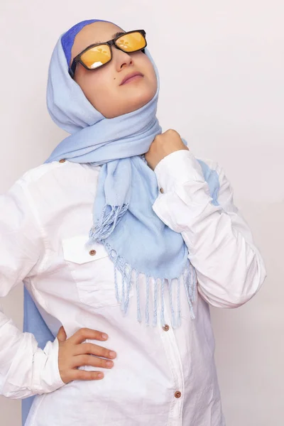 Mulher muçulmana elegante e elegante em roupas islâmicas tradicionais. Retrato de menina iraniana bonita em hijab e óculos de sol na moda. Foto stock de roupa islâmica, moda — Fotografia de Stock