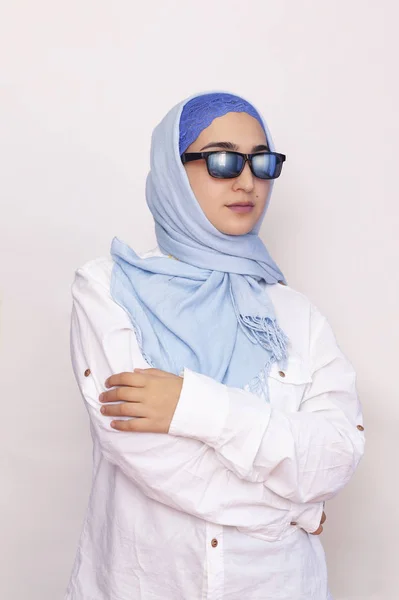 Mulher muçulmana elegante e elegante em roupas islâmicas tradicionais. Retrato de menina iraniana bonita em hijab e óculos de sol na moda. Foto stock de roupa islâmica, moda — Fotografia de Stock