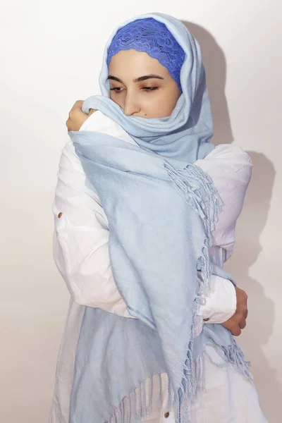 穿着白衬衫和浅蓝色头巾的优雅的穆斯林妇女。 穿着穆斯林服装的时髦的伊朗女孩。 有吸引力的中东女人的孤立画像 — 图库照片