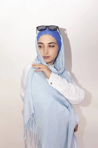 穿着传统伊斯兰服装的时髦优雅的穆斯林妇女。 穿着头巾和时髦太阳镜的漂亮伊朗女孩的画像。 伊斯兰服装、时尚的库存照片 — 图库照片