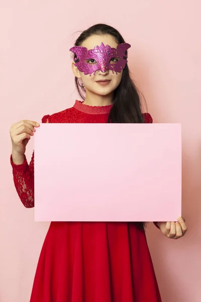 Ung vacker kvinna i maskerad mask med ett tomt kort. 20-talets mellanösternkvinna har blankt papper. Reklam, banderoll — Stockfoto