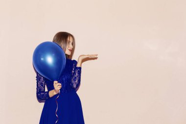 Genç ve güzel kız hava balonları tutuyor. Sevgililer günü, doğum günü, kadınlar günü, yıldönümü, bayram kutlaması konsepti