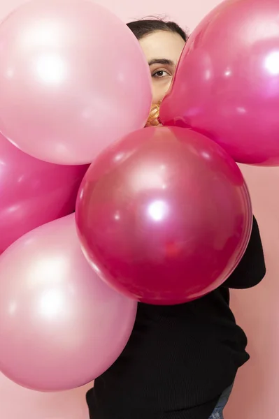 Ung vacker kvinna i avslappnade kläder som håller festlig luft ballonger. Porträtt av glad 20-talet Mellanöstern kvinna firar Alla hjärtans dag, födelsedag, fest — Stockfoto